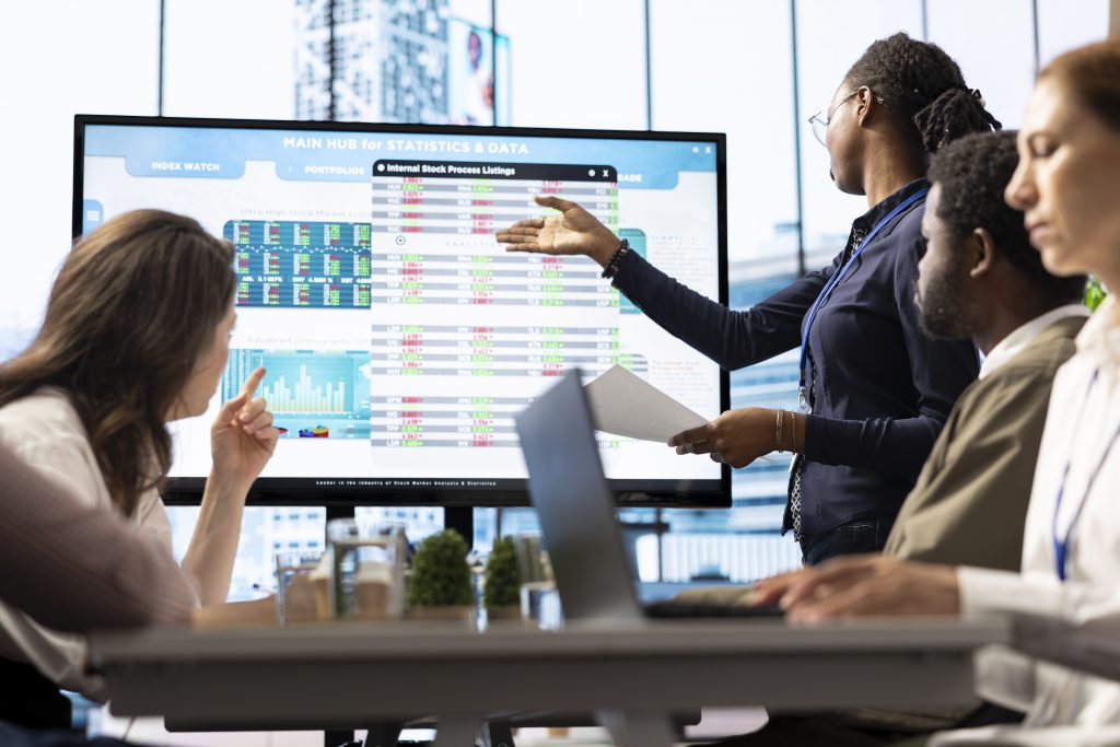 Команда обговорює коли переходити на виділений сервер у переговорній кімнаті