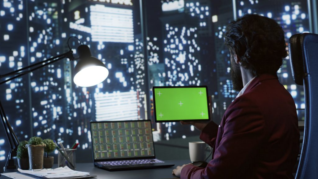 Консультант аналізує дані на планшеті для виявлення зламу сервера по логах