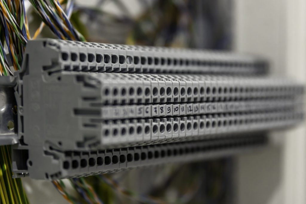 Електрична панель з запобіжниками як символ налаштування хостинг серверів