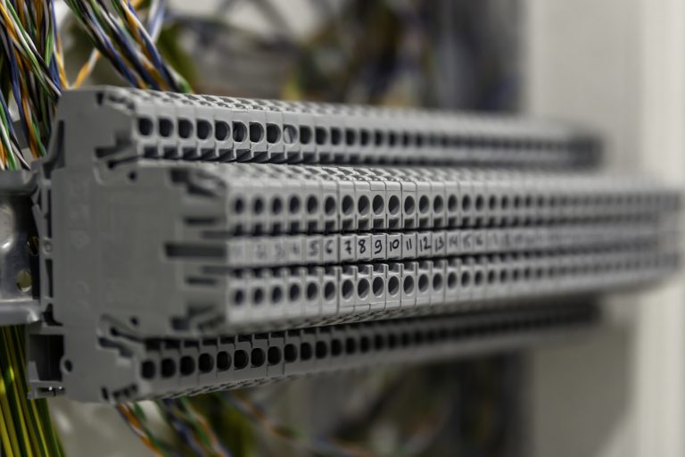 Електрична панель з запобіжниками як символ налаштування хостинг серверів