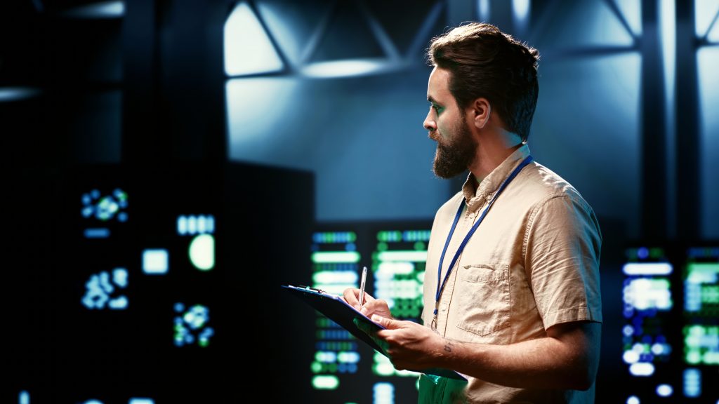 Адміністратор у дата-центрі перевіряє відмовостійкість сервера з RAID