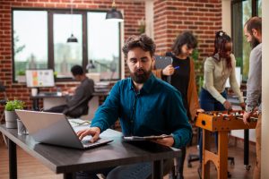 Бізнесмен аналізує дані для вибору хостингу для стартапів