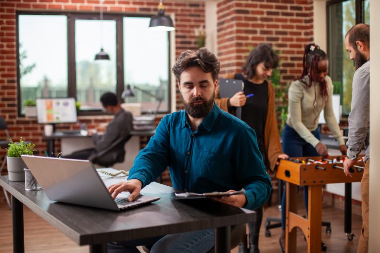 Бізнесмен аналізує дані для вибору хостингу для стартапів