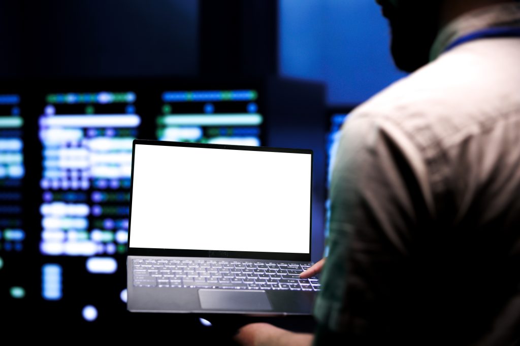 Розробник перевіряє chmod налаштування сервера під час аудиту безпеки