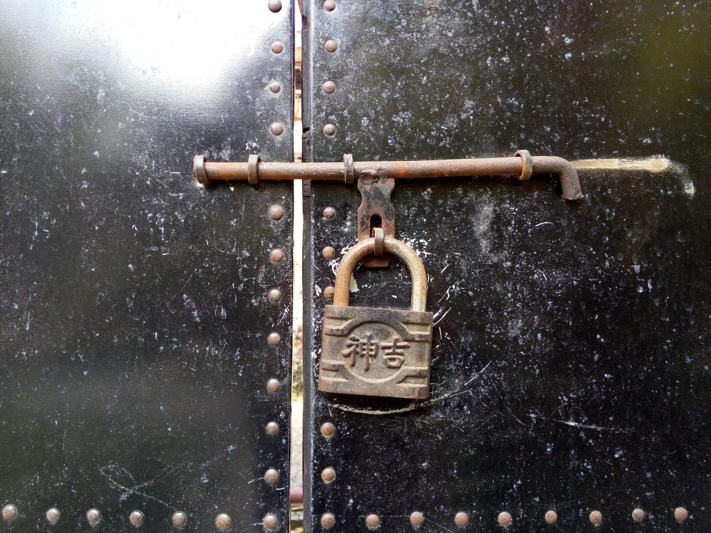 Замок на дверях як символ захисту даних у хмарі