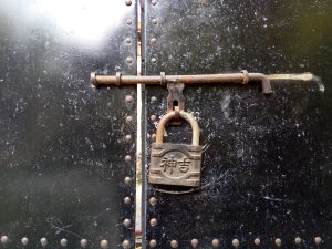 Замок на дверях як символ захисту даних у хмарі