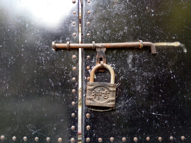 Замок на дверях як символ захисту даних у хмарі