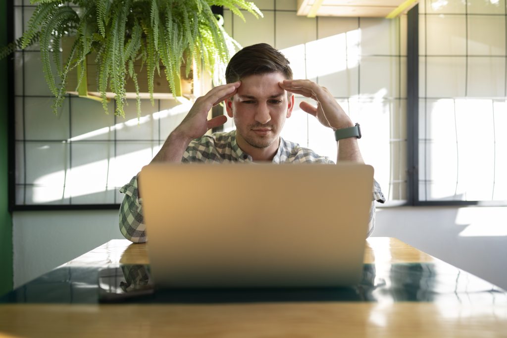 Підприємець шукає причини 500 internal server error на ноутбуці віддалено