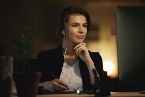 Жінка працює за комп'ютером будуючи хостинг-бізнес з нуля