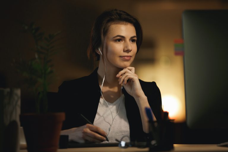 Жінка працює за комп'ютером будуючи хостинг-бізнес з нуля