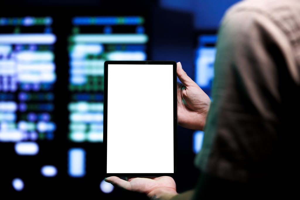 Спеціаліст проводить аудит сервера для хостинг адміністрування