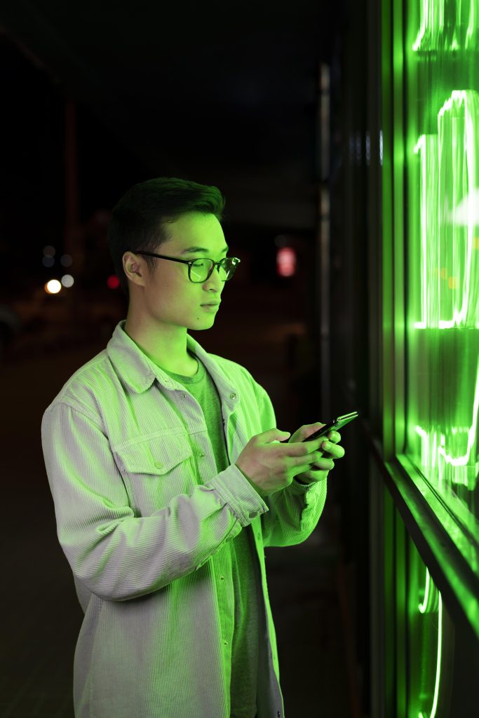 Чоловік перевіряє зелений хостинг провайдера на смартфоні