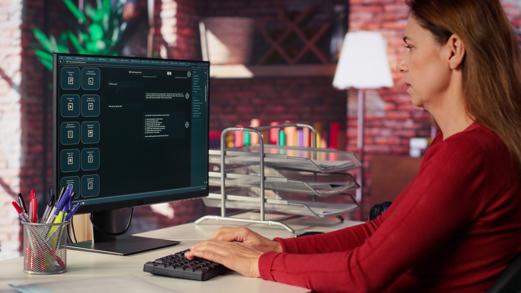 Жінка налаштовує автоскейлінг хостингу для SaaS на комп'ютері