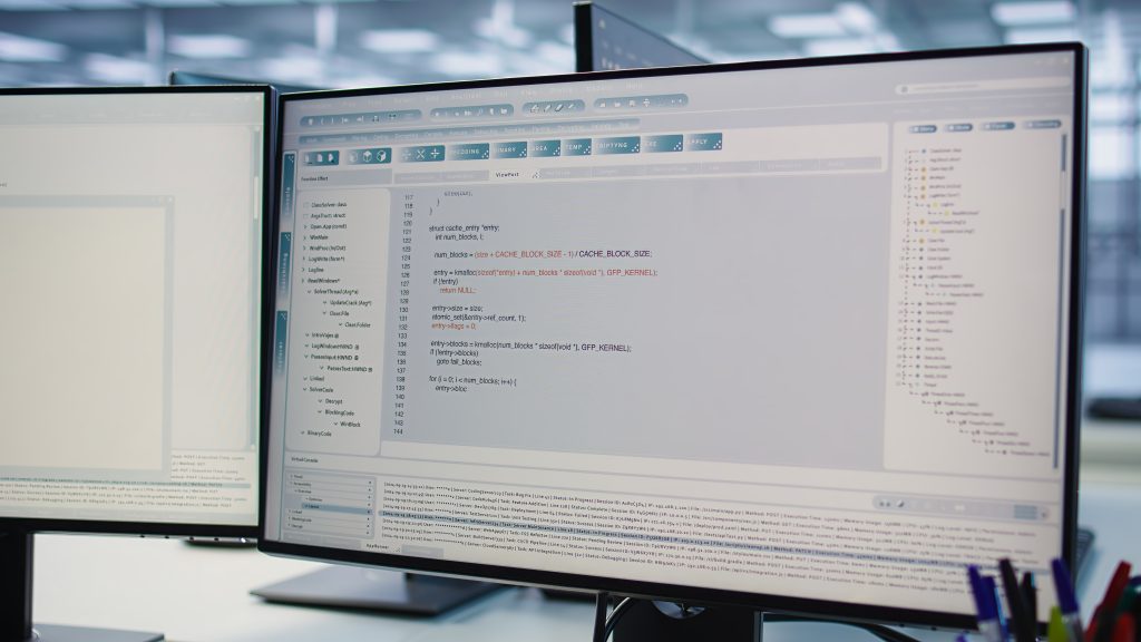 Монітори з серверними логами хостингу для аналізу роботи дата-центру