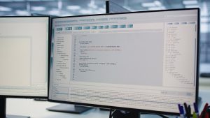 Монітори з серверними логами хостингу для аналізу роботи дата-центру