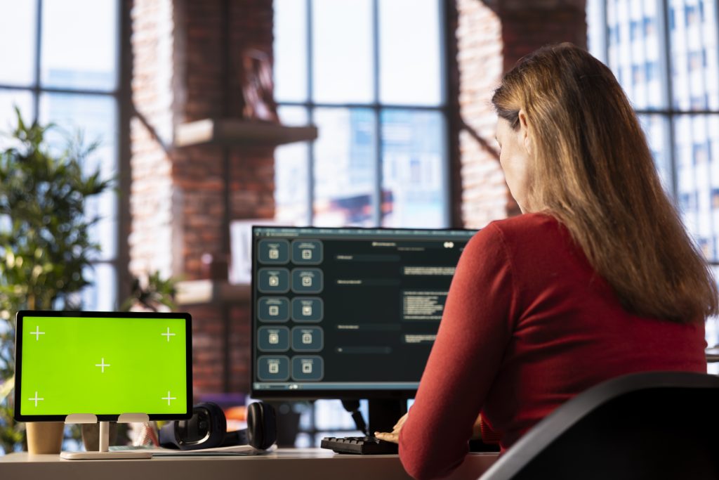 Жінка вивчає альтернативи cPanel через чат-бот на персональному комп'ютері