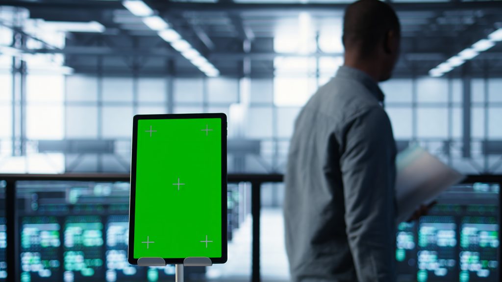 Планшет у дата-центрі під час міграції бази даних на новий хостинг