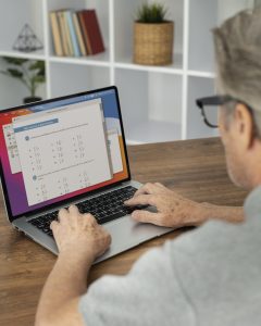 Чоловік вивчає як обрати хостинг для першого сайту на ноутбуці