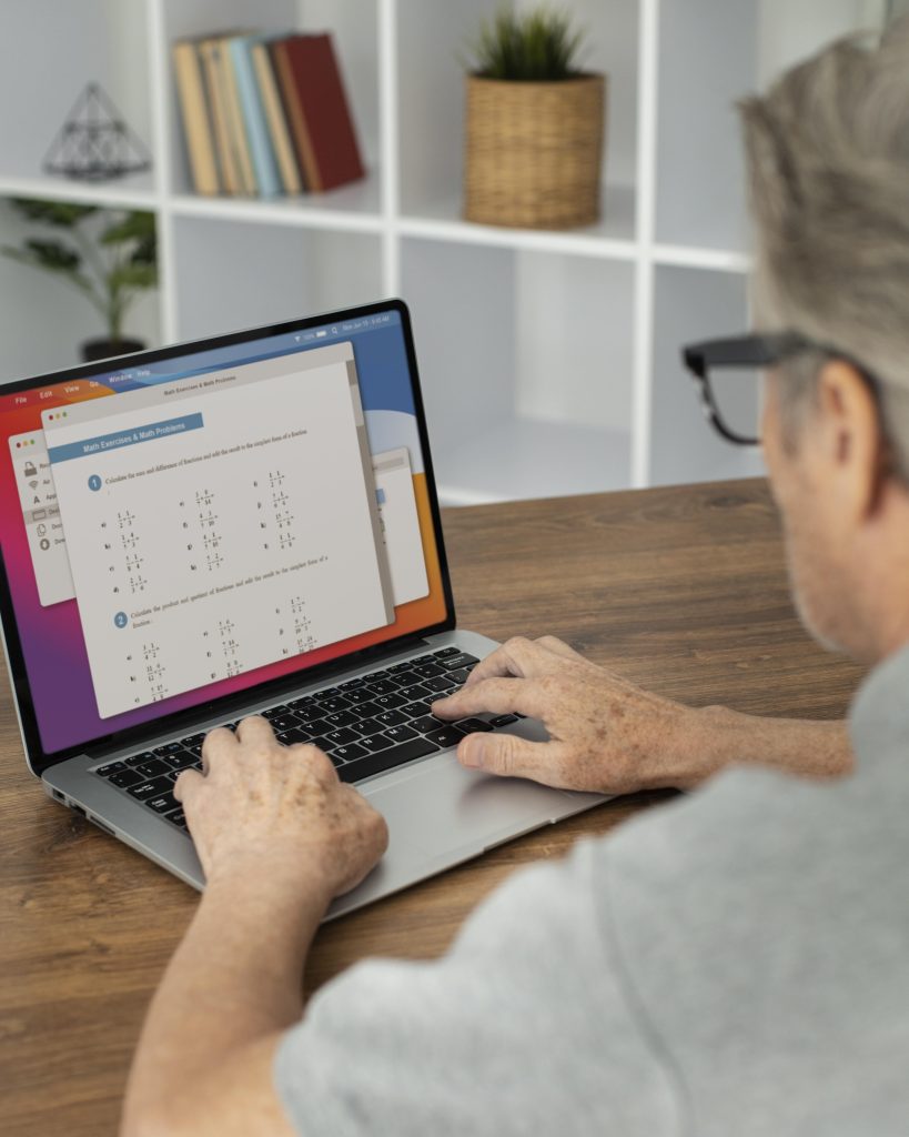Чоловік вивчає як обрати хостинг для першого сайту на ноутбуці