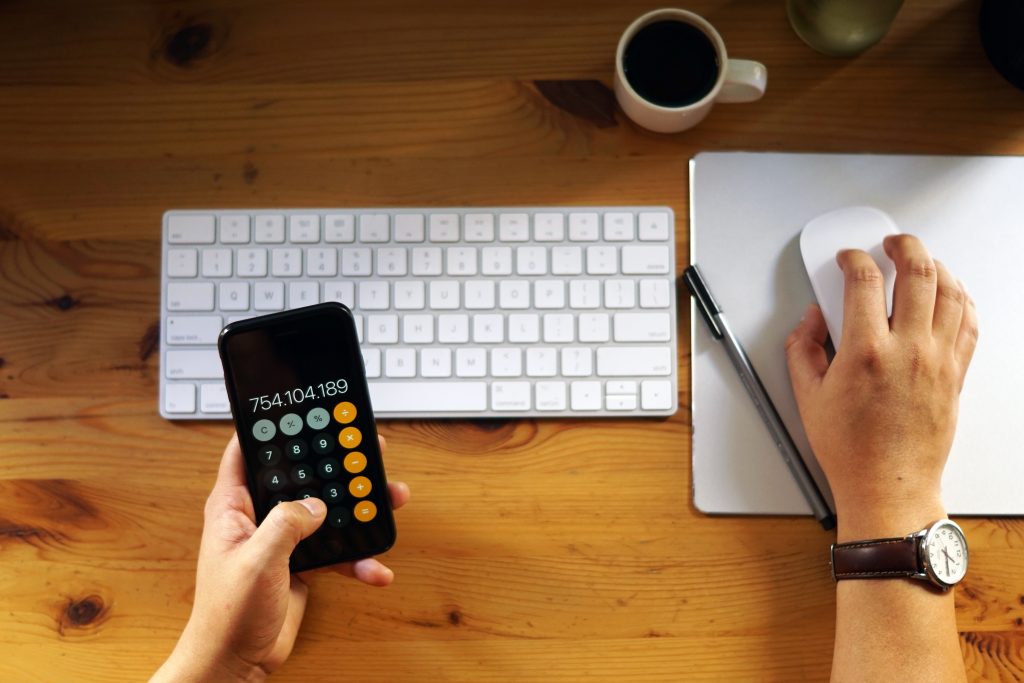 Підприємець робить розрахунки порівнюючи managed vs unmanaged хостинг