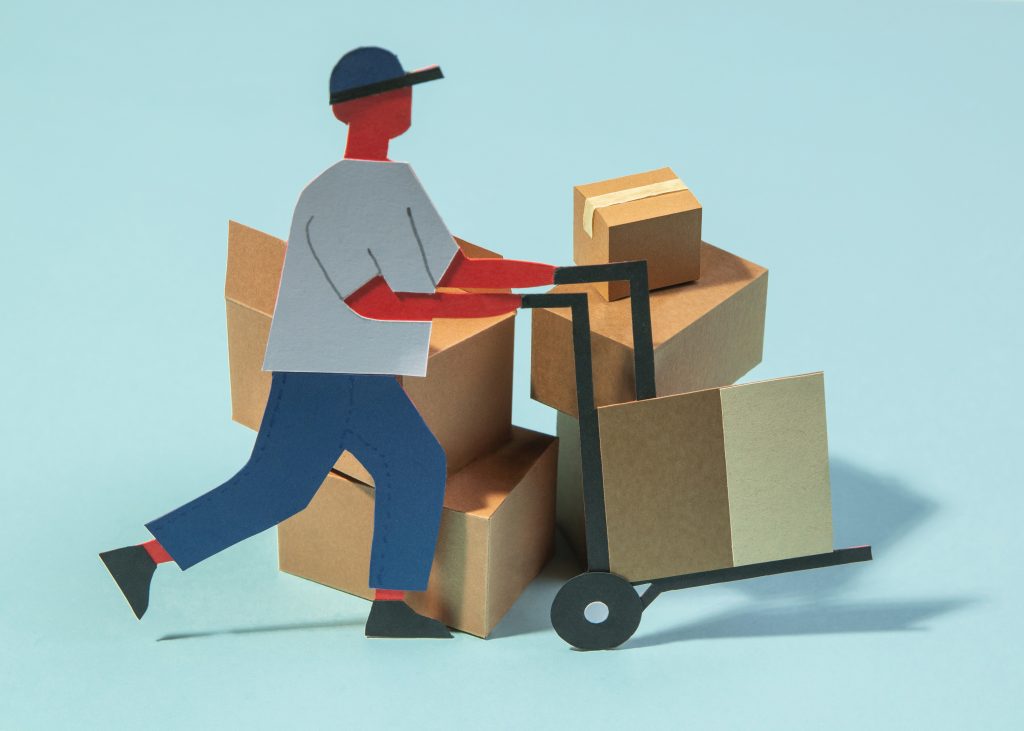Чоловік працює з візком доставки як метафора переїзду на VPS