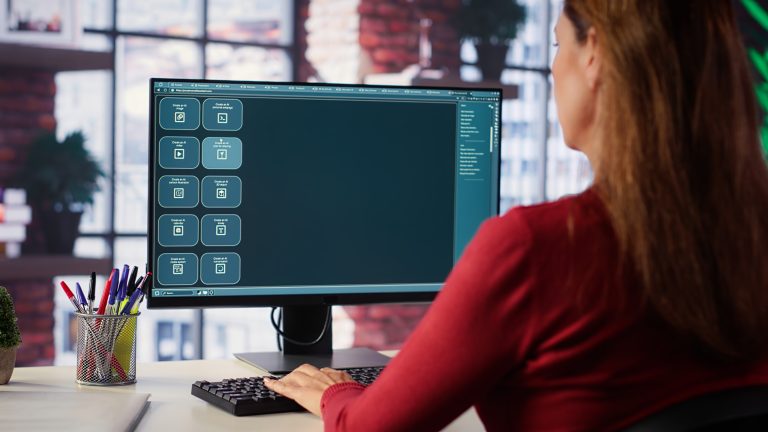 Жінка налаштовує cron на хостингу через інтерфейс на комп'ютері