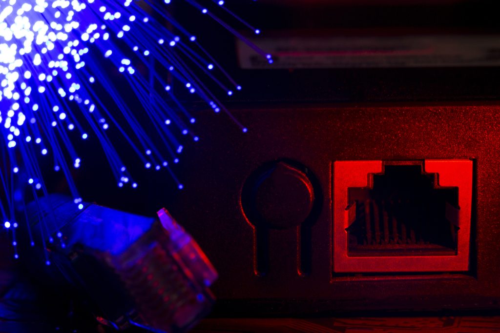 Оптоволоконні кабелі символізують dns пропагацію при міграції сайту на новий хостинг