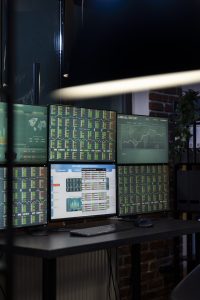 Робоче місце з моніторами для навантажувального тестування хостингу та аналізу серверів