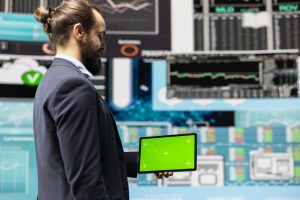 Фахівець налаштовує бекап інтернет-магазину через панель на планшеті