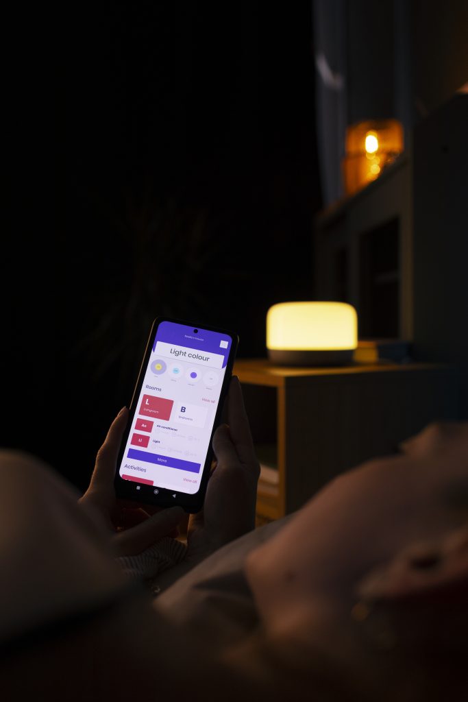 Руки тримають смартфон із сповіщенням uptime моніторингу сайту