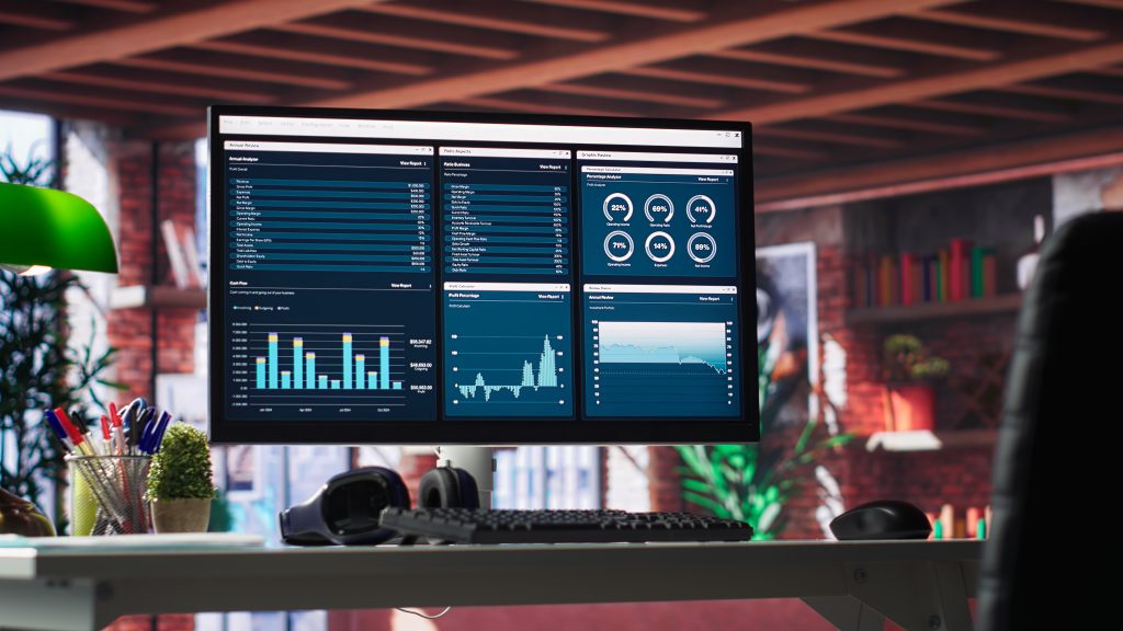 Монітор ПК з інфографікою моніторингу хостингу та даними uptime на робочому столі