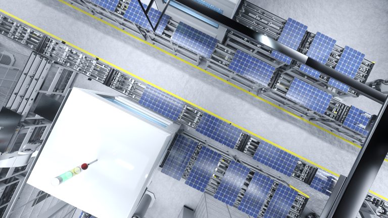 Сонячні панелі на даху еко дата-центру з відновлюваною енергією хостинг