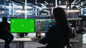 Технік дата-центру аналізує дані на ПК — чому сайт падає на хостингу