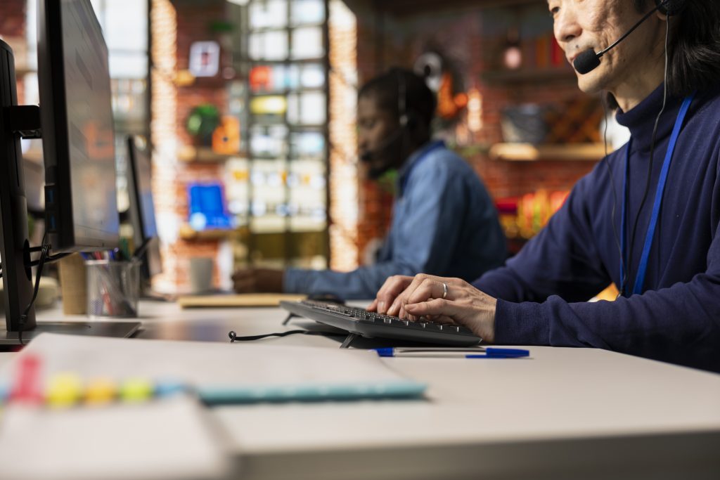 Оператор техпідтримки хостингу відповідає на питання по хостингу в гарнітурі