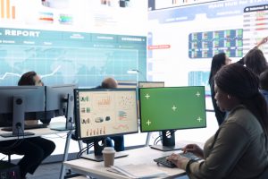 Менеджер аналізує метрики зростання стартапу для масштабування хостингу