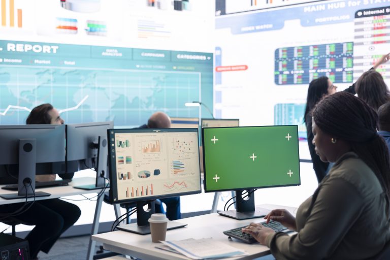 Менеджер аналізує метрики зростання стартапу для масштабування хостингу