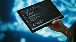 IT-спеціаліст налаштовує docker на хостингу через планшет