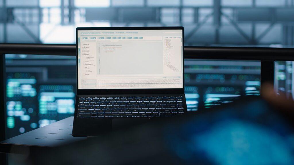 Програміст у дата-центрі контролює перенесення сайту на інший хостинг