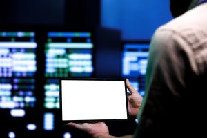 Фахівець перевіряє серверні логи в дата-центрі для моніторингу безпеки linux сервера