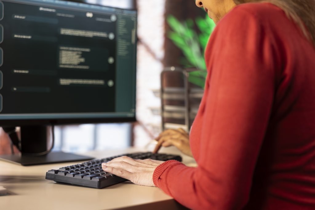 AI-помічник на моніторі допомагає з автоматизацією сервера та адмініструванням