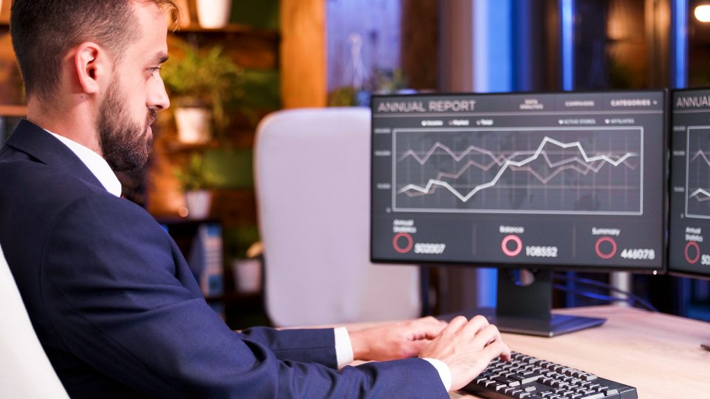 Бізнесмен працює за клавіатурою реалізуючи стратегію роботи зі складними клієнтами хостингу