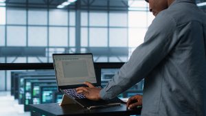 Чоловік тестує сценарії відмовостійкості multi-cloud інфраструктури в дата-центрі