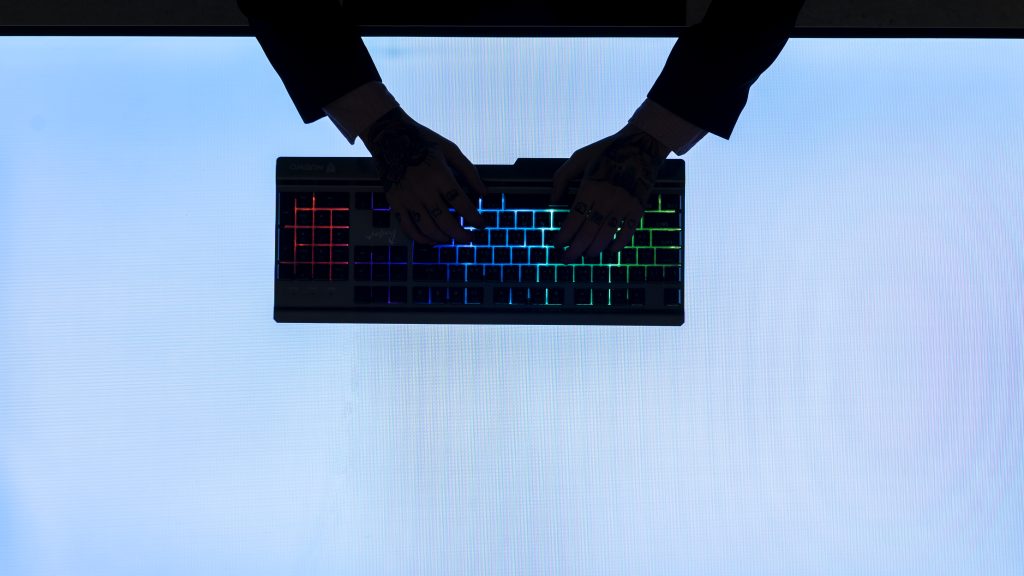 Бізнесмен набирає на клавіатурі як налаштувати raid на vps