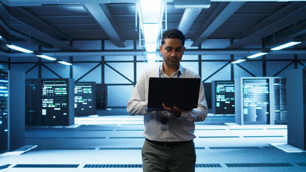 Технік керує серверами у дата-центрі — кейс власника хостингу який створив бізнес з нуля