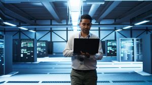 Технік керує серверами у дата-центрі — кейс власника хостингу який створив бізнес з нуля