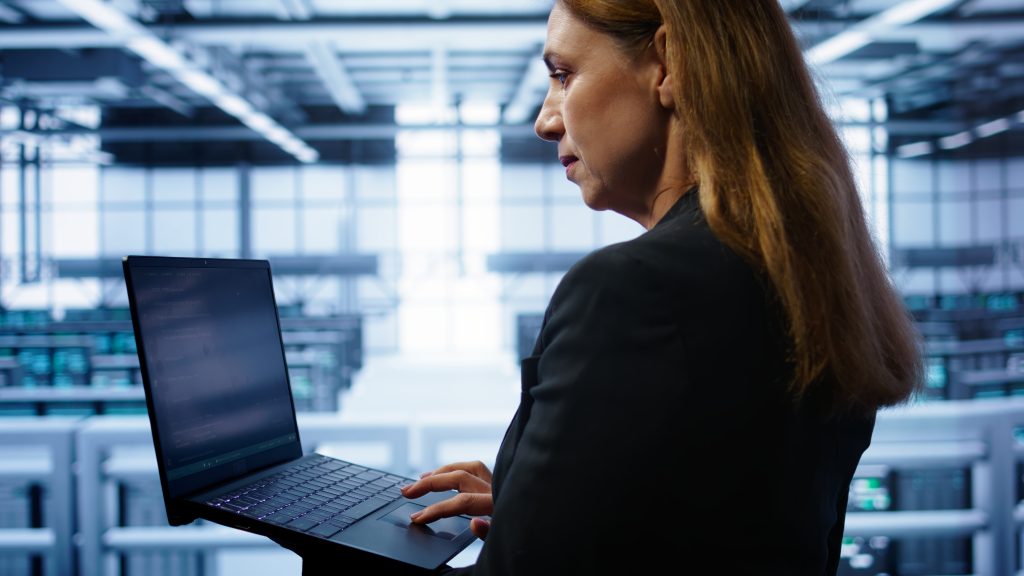 Технік вводить дані на ноутбуці перевіряючи типи dns записів на сервері