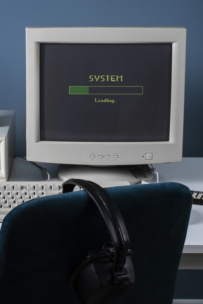 Ретро комп'ютер символізує застарілі бекапи на хостингу без надійного захисту