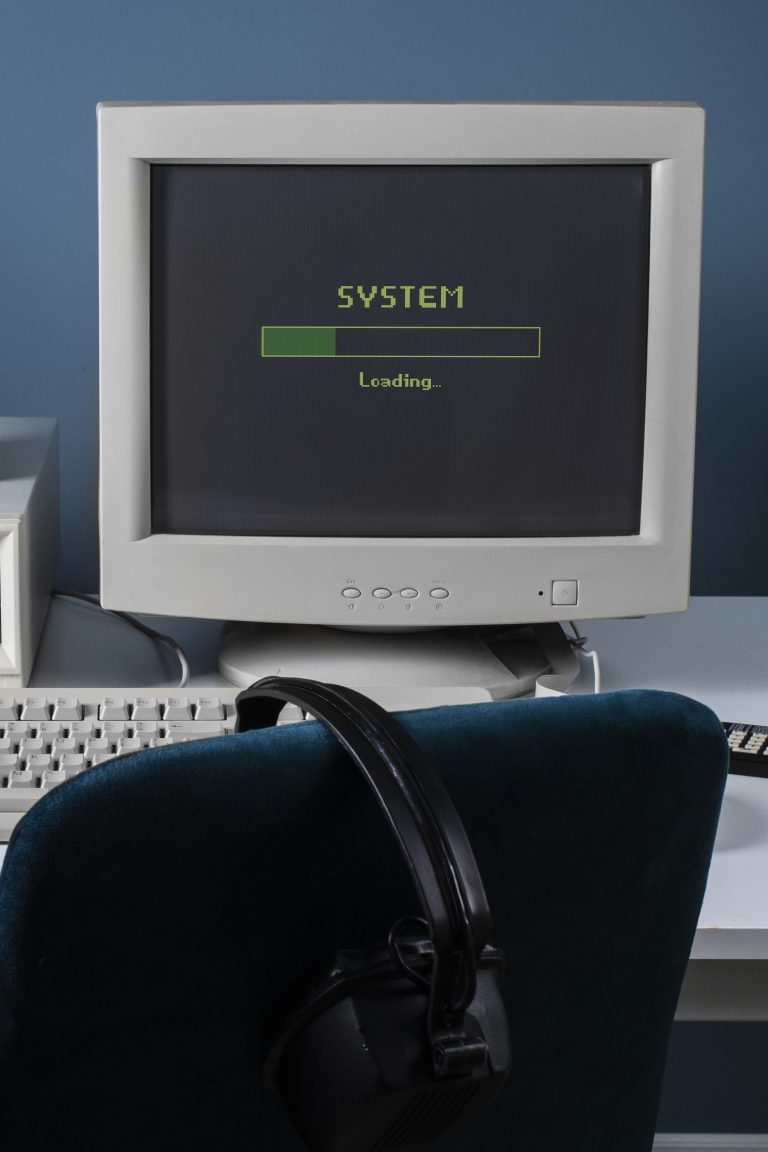 Ретро комп'ютер символізує застарілі бекапи на хостингу без надійного захисту