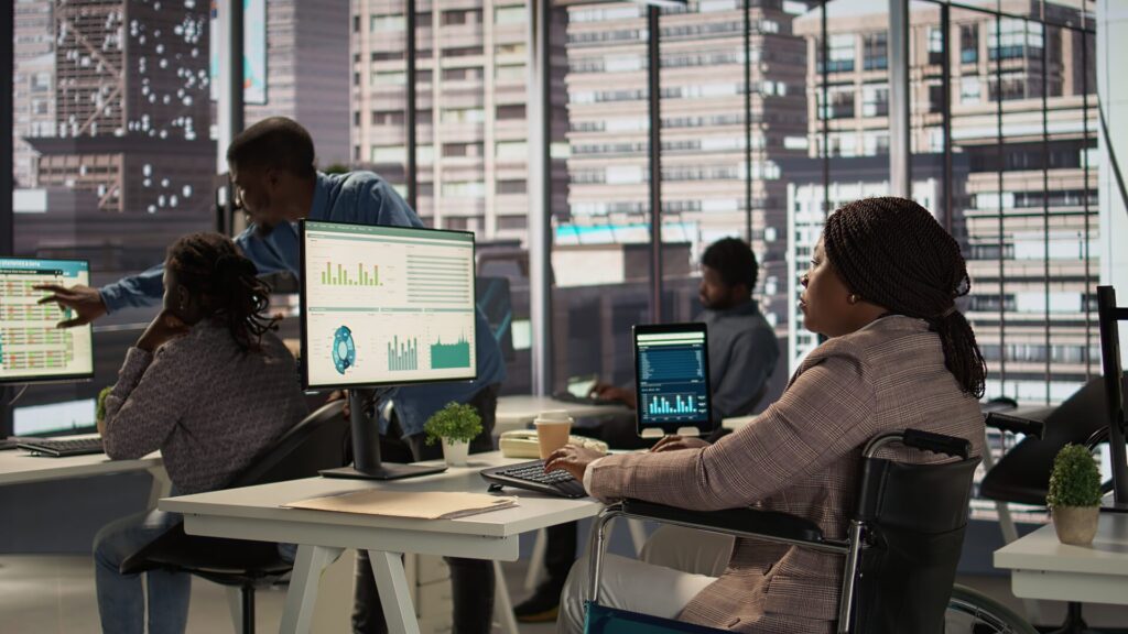 Менеджер аналізує дані zero trust архітектура для VPS сервера