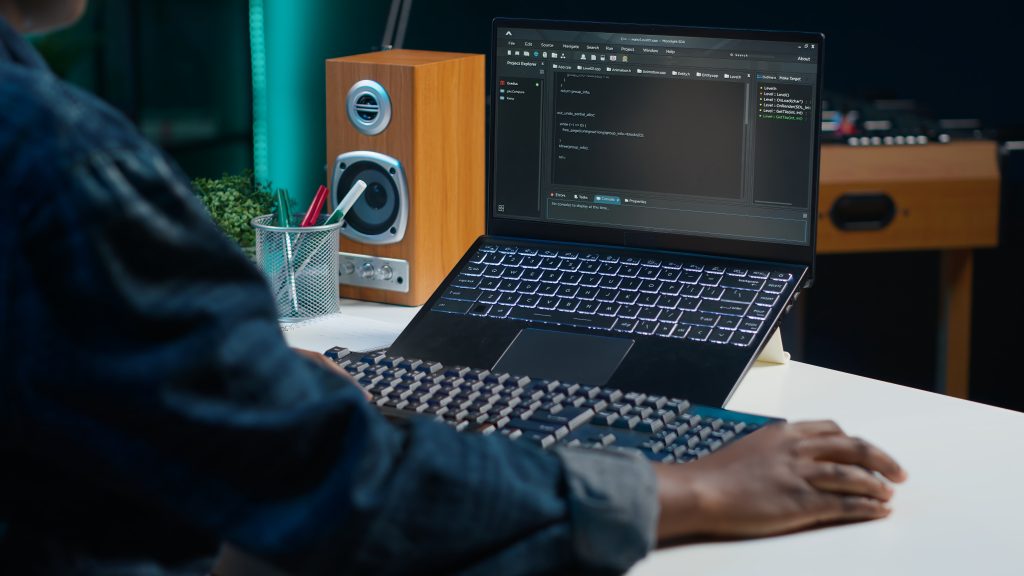 Розробник налаштовує opcache та кеш php сервера на ноутбуці